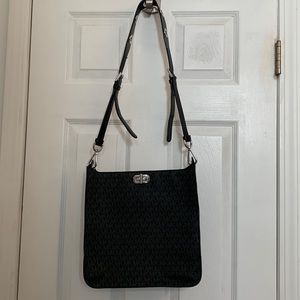 EUC Michael Kors Jet Set Travel Messenger Bag